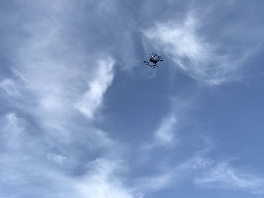 上空を飛ぶMavic Air