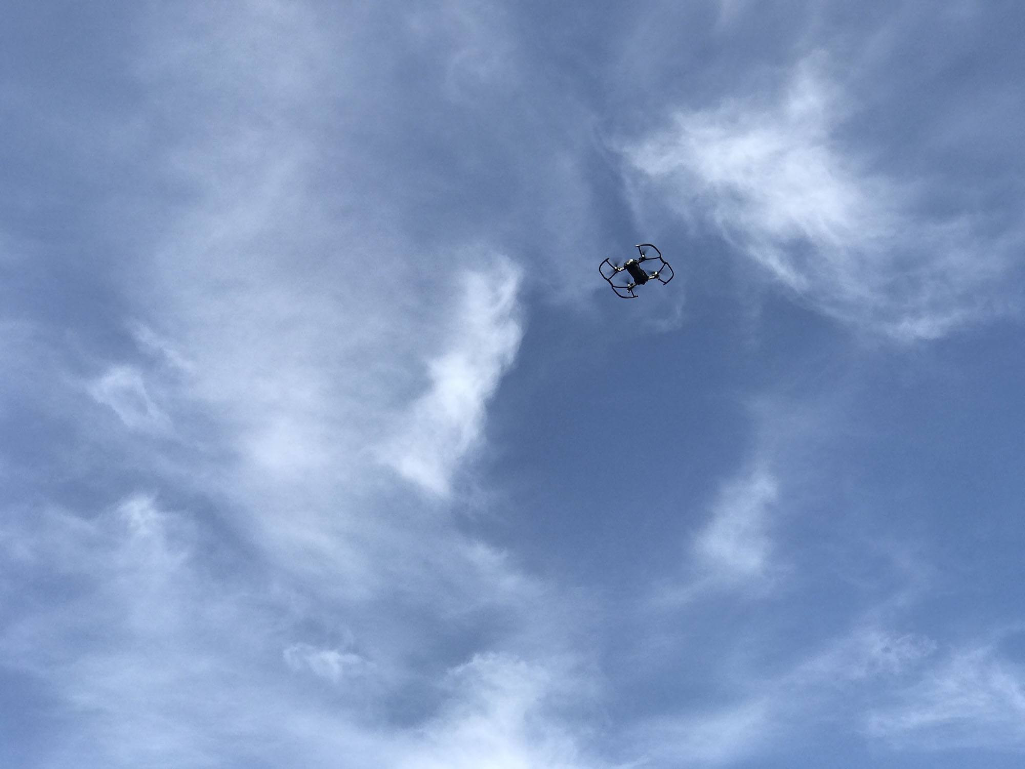 大空を上昇するMavic Air